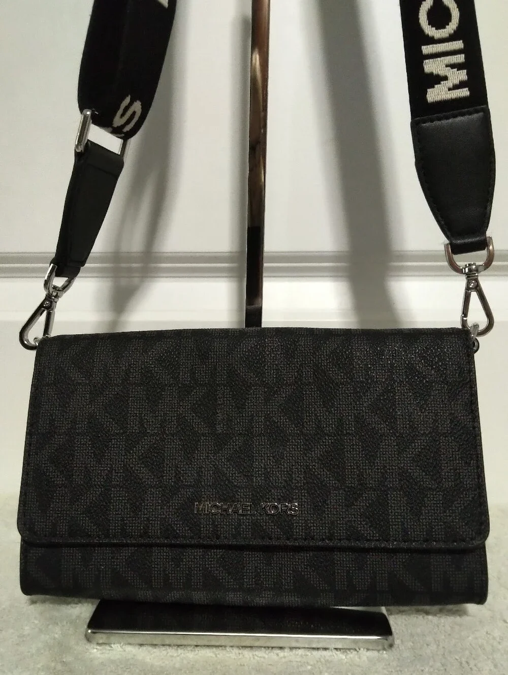 BRAND NEW Michael Kors Jet Set Convertible Wallet Crossbody Black & Grey MK Logo